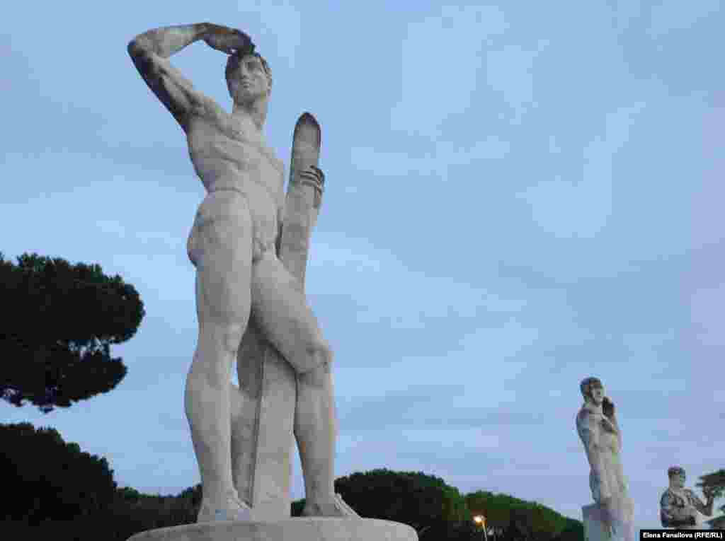 Обнаженный лыжник. Есть хоккеисты "ню"