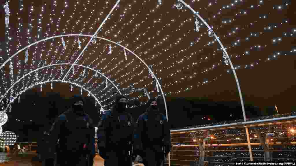 Пішохідно-велосипедний міст. Бійці Нацгвардії під час патрулювання