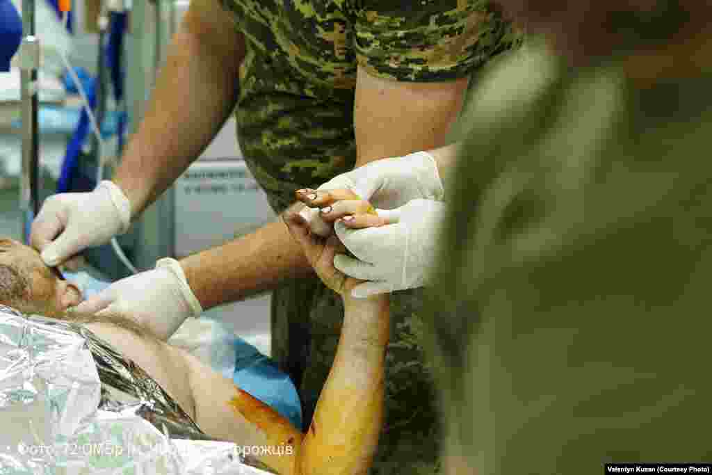 Медики надають допомогу українському військовому в стабпункті на Вугледарському напрямку. Бійці 72-ї бригади захищали Вугледар з серпня 2022 року. Пресофіцер 72 ОМБр Арсеній Приліпка розповідає, що армія РФ тисла на Вугледар з березня 2024 року  