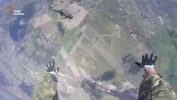 Українські розвідники продемонстрували стрибки с парашутами і показали, як працюють снайпери (відео) Українські розвідники продемонстрували стрибки с парашутами і показали, як працюють снайпери (відео)