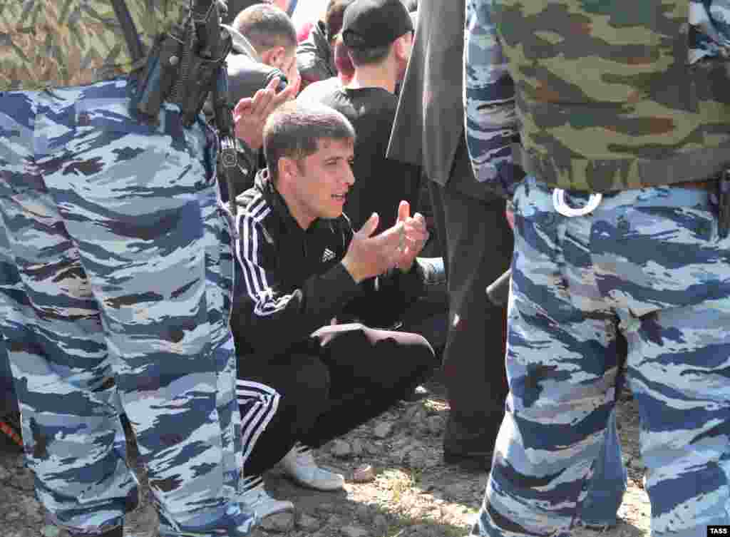 «Если в тот момент, когда мы пересекали границу, охраны было сравнительно немного, то к моменту возвращения назад там уже стоял мощный заслон. При этом дорога к границе была очень узкой, а насчет поля по ее краям нас предупредили, что оно заминировано. Поэтому пройти возможно было только по асфальту», – рассказывает Тимур Киримоглу