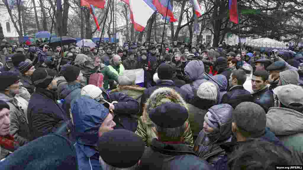 Вот, в целом, и весь митинг.  Подвозить сюда людей из Севастополя, как это было день назад, чтобы устроить бойню с крымскими татарами, организаторы, видимо, посчитали ненужным. А «своих» набралось совсем немного