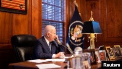 Президент США Джо Байден розмовляє з президентом Росії Володимиром Путіним