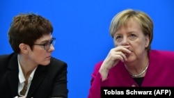 Анґела Меркель (п) і її можлива наступниця Аннеґрет Крамп-Карренбауер (л)