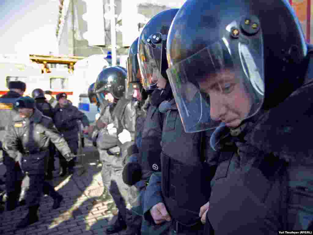 Стены из полицейских с периодичностью в 3-5 минут выдавливали с площади всех, кто на ней был