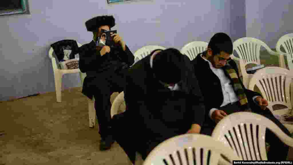 Милиция предупреждает журналистов, что в Шаббат снимать хасидов строго запрещено, ведь это может оскорбить их религиозные чувства. Документировать события на улицах Умани можно только с восхождением первой звезды, то есть вечером