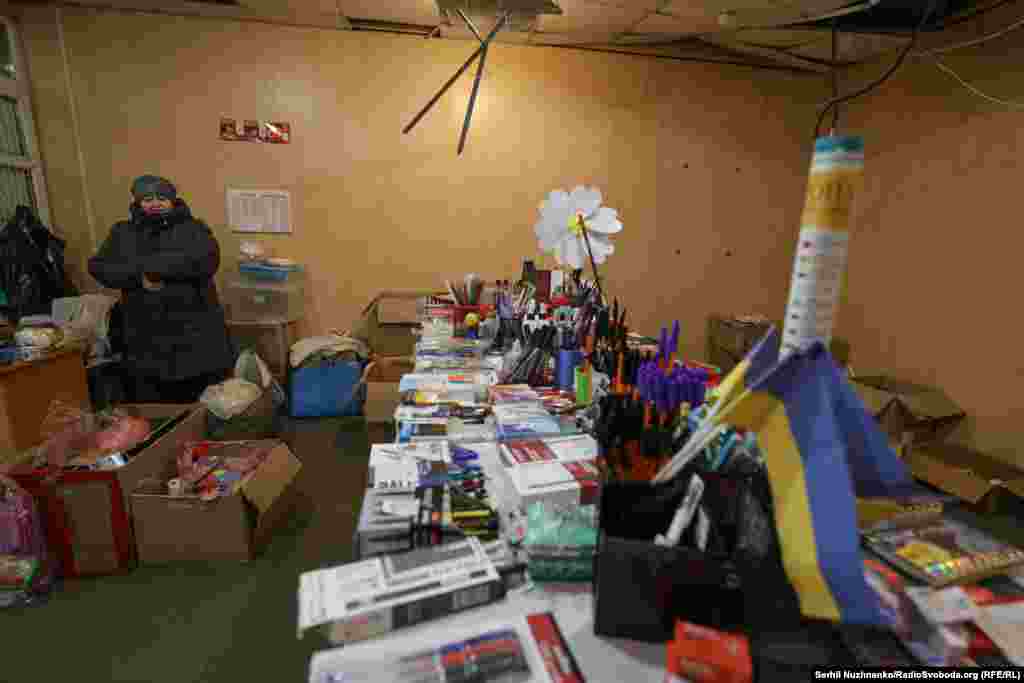 Заходимо ще в одну крамничку, яка працює. «Ще працюємо», – каже продавчиня. Вона живе у Покровську. Її рідне село зараз – в сірій зоні, вона вже туди не може поїхати забрати речі. З дня на день вона поїде до доньки в Дніпропетровську область