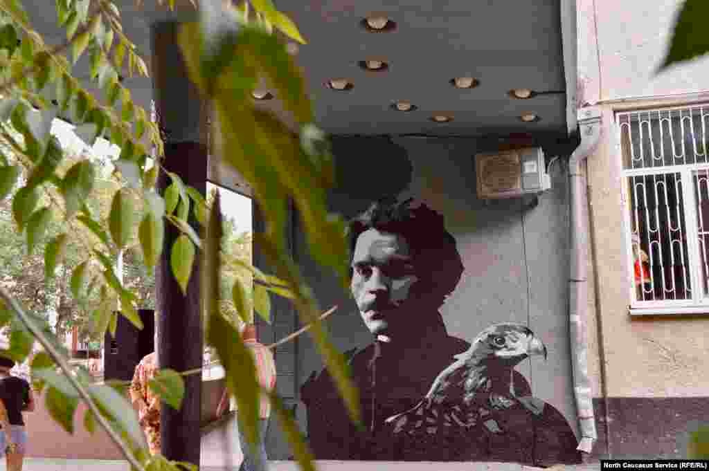 Максим Горький с соколом на одноименном дворце культуры. Автор – екатеринбургский граффист Илья Мозги