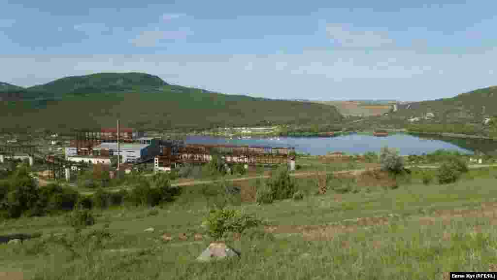 Вид на пруд у горы Гасфорта. Такая панорама открывается на заброшенный карьер Балаклавского рудоуправления на одном из поворотов лесной дороги. Карьер закрыли в конце 1980-х из-за протестов экологический активистов. На месте шламохранилища образовался пруд. Территорию в 267 гектаров в 2014 году российские власти города отдали в аренду байкерам из организации «Ночные волки». Балаклавское рудоуправление судилось за землю с пропутинскими мотоциклистами, но безуспешно