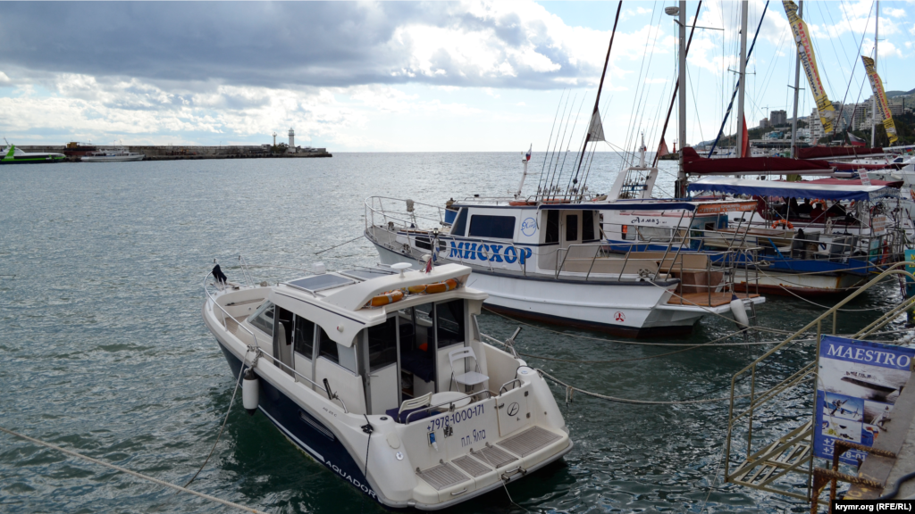 У причала «отдыхают» прокатные яхты