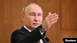 «Якщо він хоче брати участь у переговорах, я виділю людей, які ці переговори вестимуть», – заявив Путін