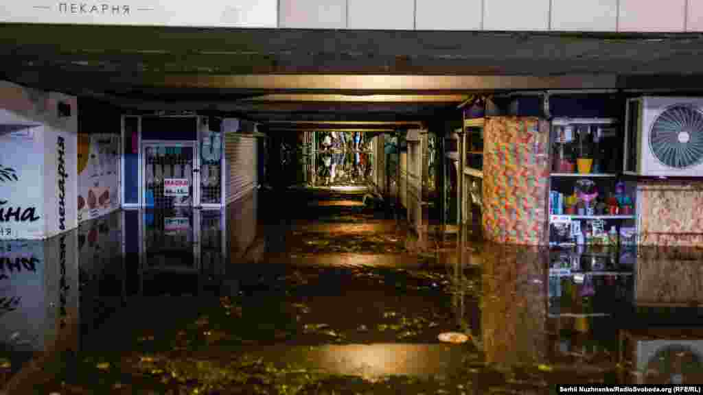 Затоплений перехід до станції метро «Академмістечко», Київ, 19 липня 2021 року