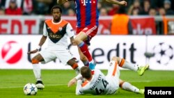 Ярослав Ракицький (лежить) у футболці «Шахтаря» в одному з найгірших матчів донеччан у Лізі чемпіонів проти мюнхенської «Баварії», березень 2015 року