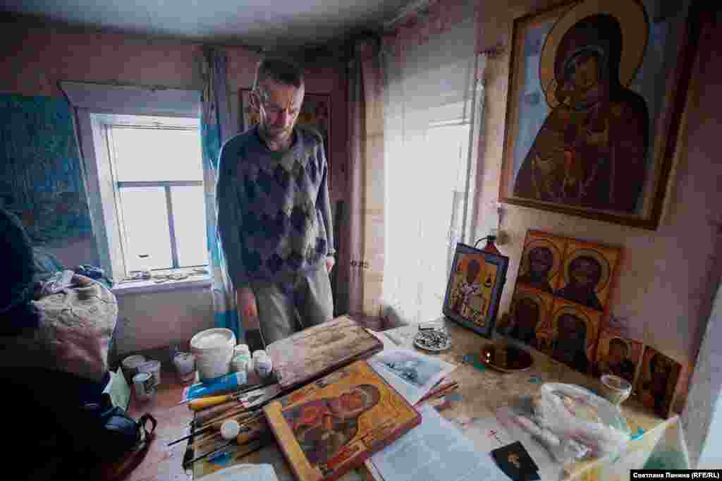 На столі – ікони, написані Терентьєвим за останній рік. Поруч із готовими роботами лежать книги з правилами іконописної майстерності