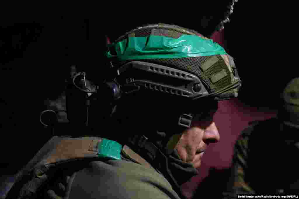 По рації передають повідомлення про рух противника на сусідньому фланзі, їхня «коробочка» підривається на міні, але встигає висадити піхоту. Хоч позиції міномета не є на першій лінії, але військові готуються до будь-якого розвитку ситуації.  Через декілька годин приходить повідомлення, що російська піхота, яка встигла висадитись, – знищена