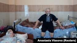 Пацієнти отримують медичну допомогу в коронавірусному відділенні в Яремчому Івано-Франківської області, 3 березня 2021 року