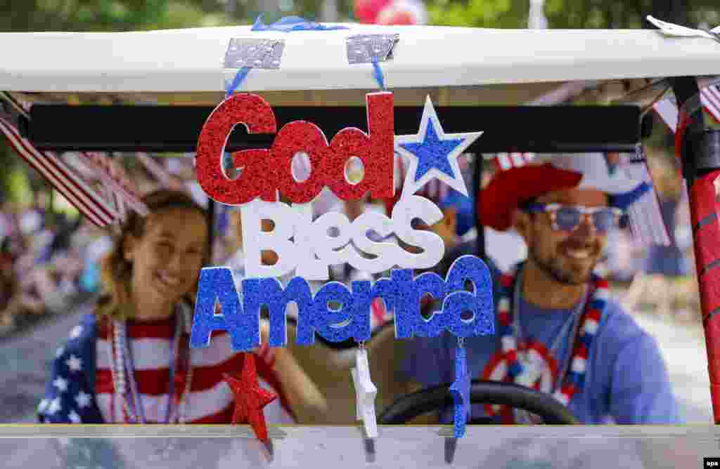 Видозмінене від британського традиційного «Боже, бережи Королеву» – «Боже, бережи Америку» на кожному кроці у Сполучених Штатах