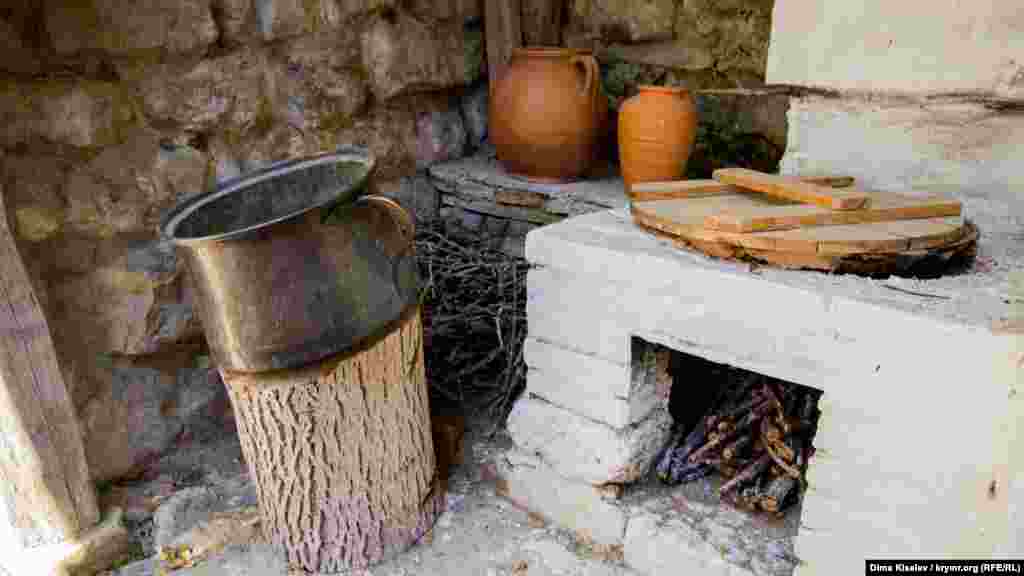 В самом доме не готовили: обычно это делали здесь или на улице. Эта часть дома на крымскотатарском называется mağaza, то есть магазин. А второй этаж уже жилой – по сути, деревянный каркас (terem)