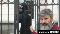 Архієпископ Климент біля захопленого в Криму храму, 31 серпня 2017 року