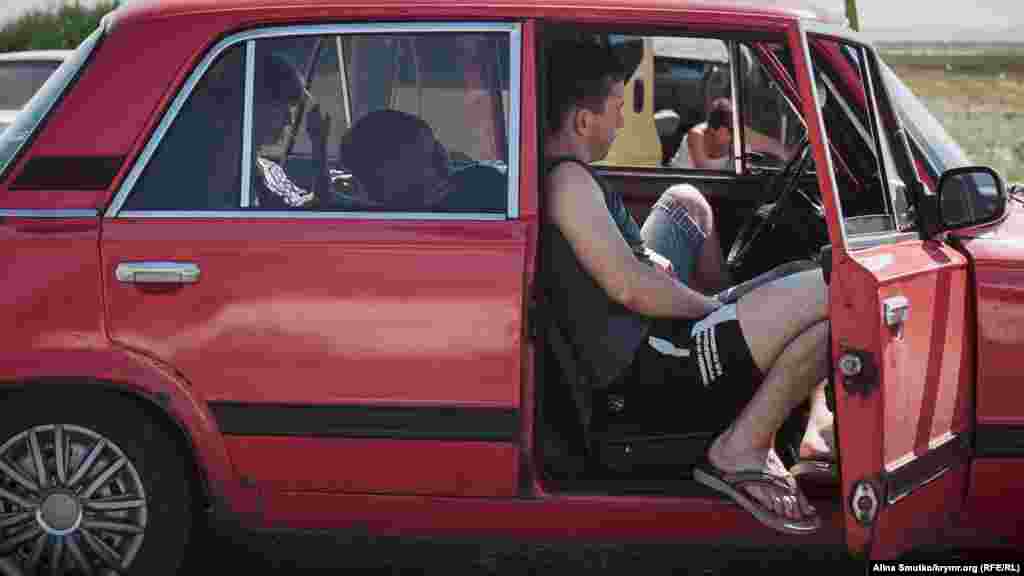 Туристи з Донецької області стоять в черзі