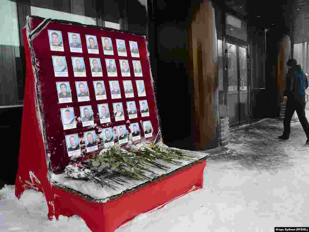 Портреты погибших – у проходной шахты "Северная"