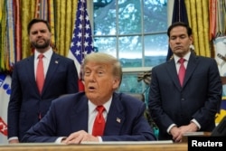 Трамп, Вэнс (слева), Рубио (справа).