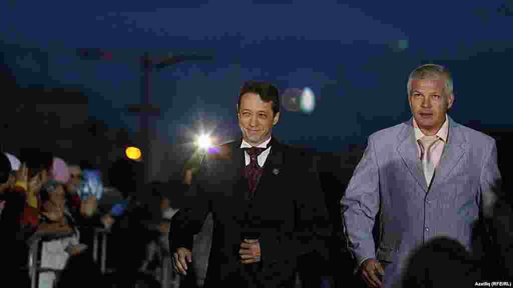 Камал театры каршында яңа сезон ачу тантанасы. (с) Илдус Габдрахманов һәм Айрат Арсланов. 