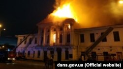 Рятувальники кажуть, що пожежа перекинулася на дах історичної будівлі з літнього майданчика кафе поряд