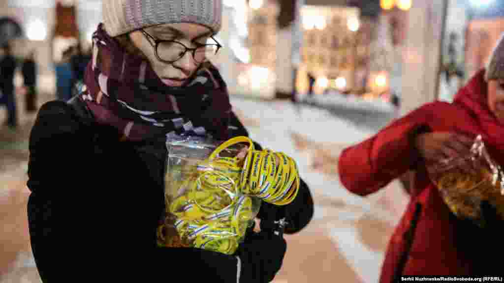 На акції роздавали браслети з іменами тих, кого незаконно утримують у Росії. На іншій стороні браслета напис – «Крим – це Україна»