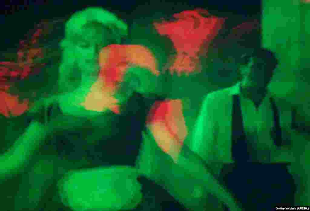 Фрагмент инсталляции Post Script  с кадрами из классических фильмов