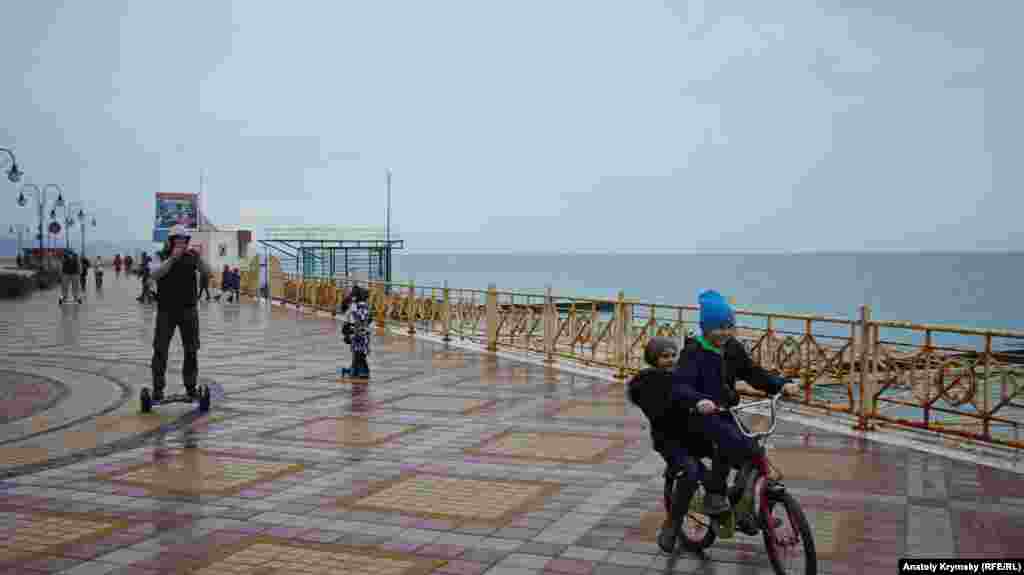Заморосил дождик. На набережной в районе пляжа санатория «Киев»