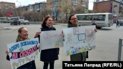 Мария Маковозова с друзьями после освобождения из изолятора