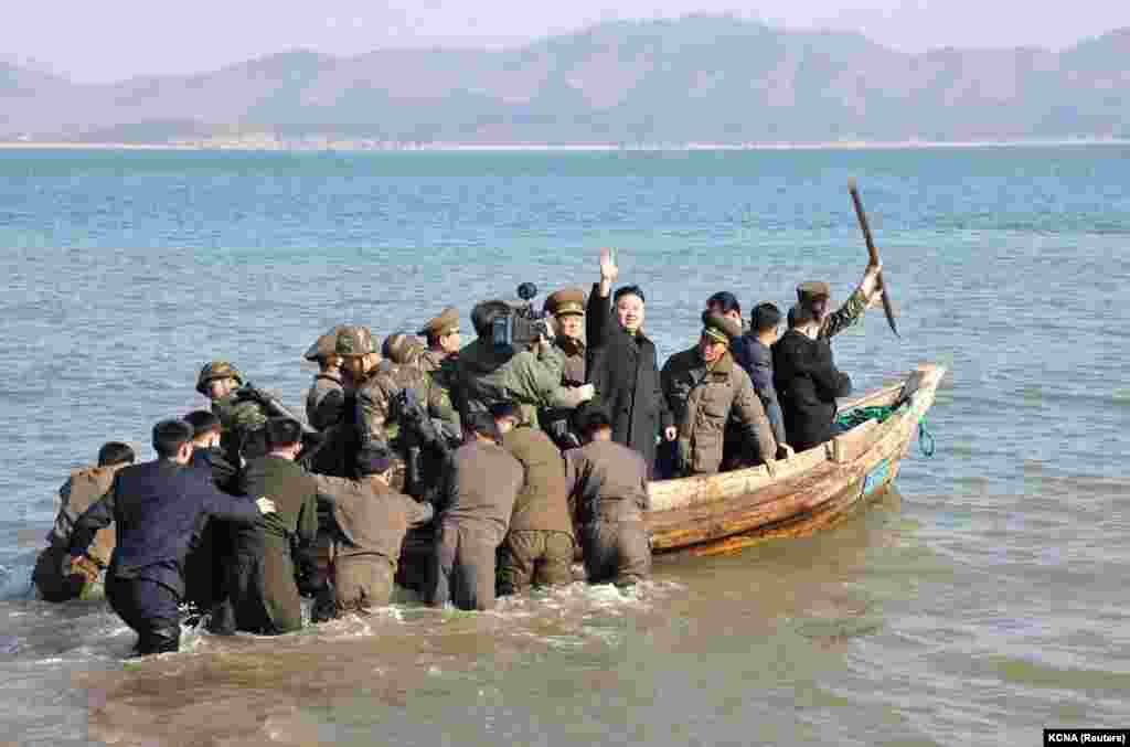 ...но его сын и преемник Ким Чен Ын продолжил вести коммунистическую страну по пути создания ядерных ракет. 