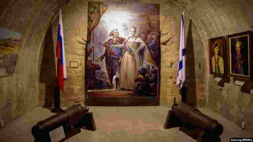 Первый экспозиционный зал музея «Михайловская батарея» с портретом российской императрицы Екатерины II, апрель 2019 года