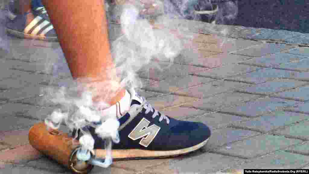 Димова шашка в кількох сантиметрах від кросівок уболівальника