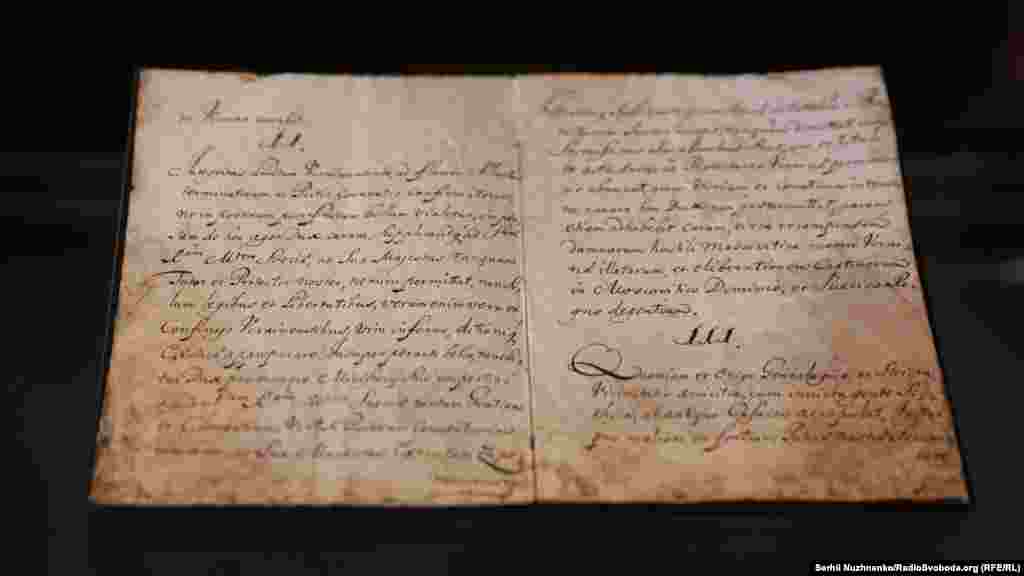 Міністр закордонних справ України Дмитро Кулеба пояснив, чому латинський переклад договірних статей «Конституції Пилипа Орлика», привезений на експозицію зі Швеції, виставили розкритим на другій і третій статтях. У дописі про це у фейсбуці 16 серпня він так коротко передав зміст цих статей у латинському перекладі: «Стаття 2. Недоторканність українських кордонів, які пролягають по ріці Случ і затверджені угодами, щоби не порушувалася у майбутньому після завершення війни. Стаття 3. Оскільки козаки здавна пов’язані із непереможним скитським народом і походженням і законами близького сусідства, отож, для кращої і надійнішої безпеки нашої Вітчизни ясновельможний гетьман повинен домогтися від найяснішого хана відновлення колишніх побратимських стосунків із Кримською державою, оружної підтримки й затвердження цього навічно у договорі»