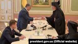 Президент України Петро Порошенко під час зустрічі з делегацією Вселенського патріархату, яка прибула в Україну для участі у святкових заходах з нагоди святкування 1030-річчя Хрещення України-Русі. Київ, 27 липня 2018 року