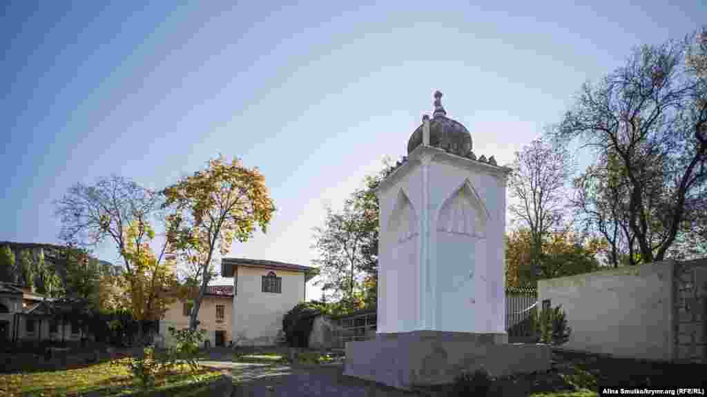 Вход в садовые террасы двора