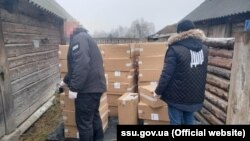 Загалом, повідомляє СБУ, в ході слідчих дій в Рівненській та Волинській областях вилучили 75 тисяч пачок цигарок з Білорусі, бурштин-сирець вагою в майже 5 кілограмів, а також блокували протиправне переправлення через митну територію 225 пачок цигарок