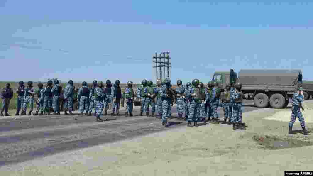 Чтобы увидеть своего лидера, крымскотатарским активистам пришлось столкнуться с вооруженной «живой цепью» бойцов российского спецназа ОМОН, которые были направлены на «Турецкий вал» для контролирования ситуации. Туда также стянули тяжелую военную технику