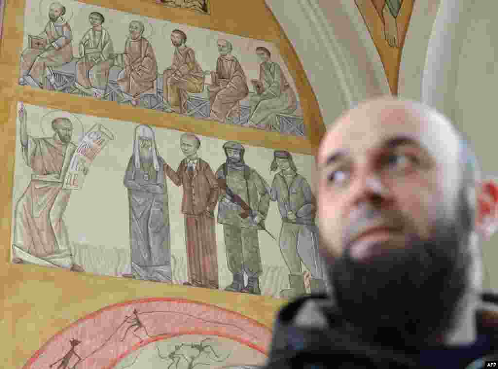 Фреска, що зображає сцену Страшного Суду над російським патріархом Кирилом, президентом Володимиром Путіним, проросійським бойовиком і «ватником» (проросійським посіпакою) в одному з львівських греко-католицьких храмів. Львів, 7 квітня 2015 року