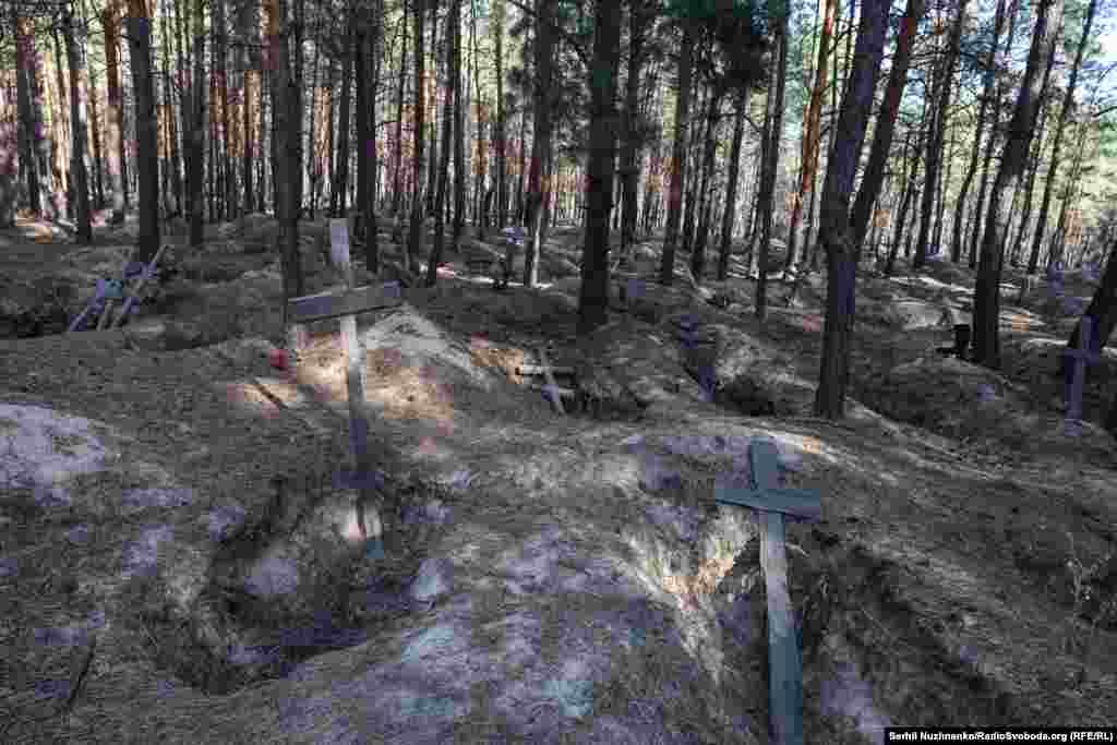 Багато людей, тіла яких ексгумували на місці масових поховань під Ізюмом, були зі слідами насильницької смерті – закатовані чи застрелені. ДНК-експертиза встановила, що в одній з могил був похований письменник Володимир Вакуленко, викрадений і застрелений російськими окупантами, вересень 2022 року / Праворуч: початок жовтня 2024-го