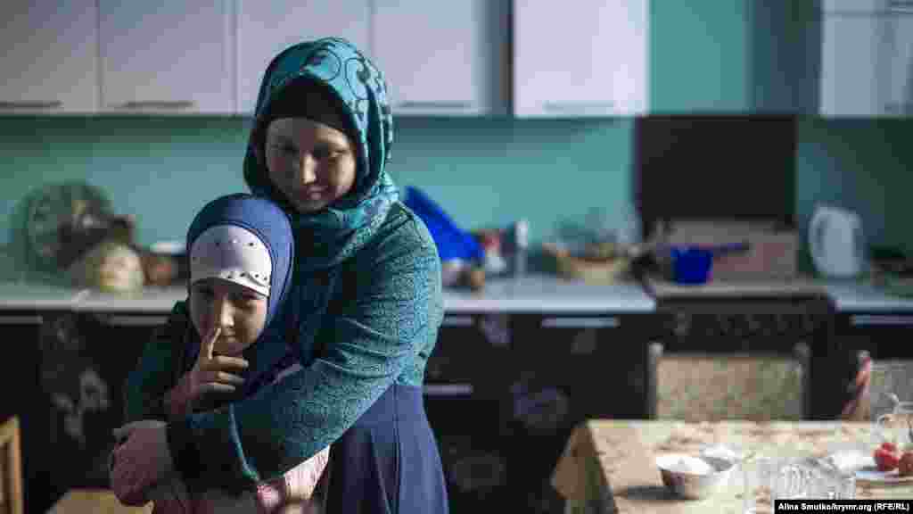 Фера и ее восьмилетняя дочь Тасним в собственном доме 