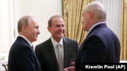 Президент Росії Володимир Путін, його кум і один із лідерів ОПЗЖ Віктор Медведчук та президент Білорусі Олександр Лукашенко. Петербург, Росія. 18 липня 2019 року