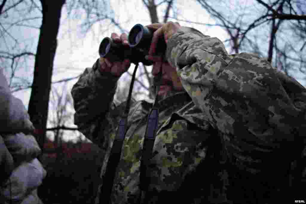 Український військовий з позивним «Лисий» пояснює, що поблизу лінії фронту діють розвідувальні групи супротивника