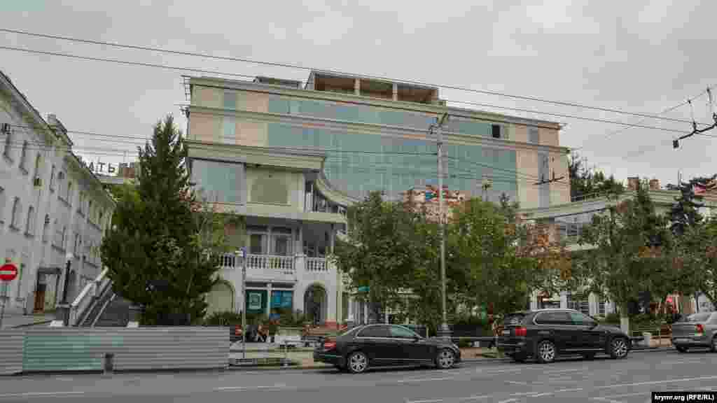 В средней части Большой Морской расположен торговый центр «Диалог» с небольшим собственным сквером, где в теплое время года можно спокойно посидеть