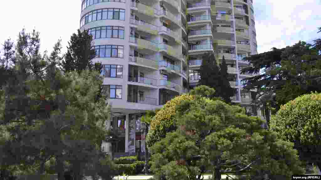 Слева от тира ранее была изба-читальня, после в 90-х годах салун «Серебряная Подкова», но все это в прошлом. Теперь их место занял высотный жилой комплекс