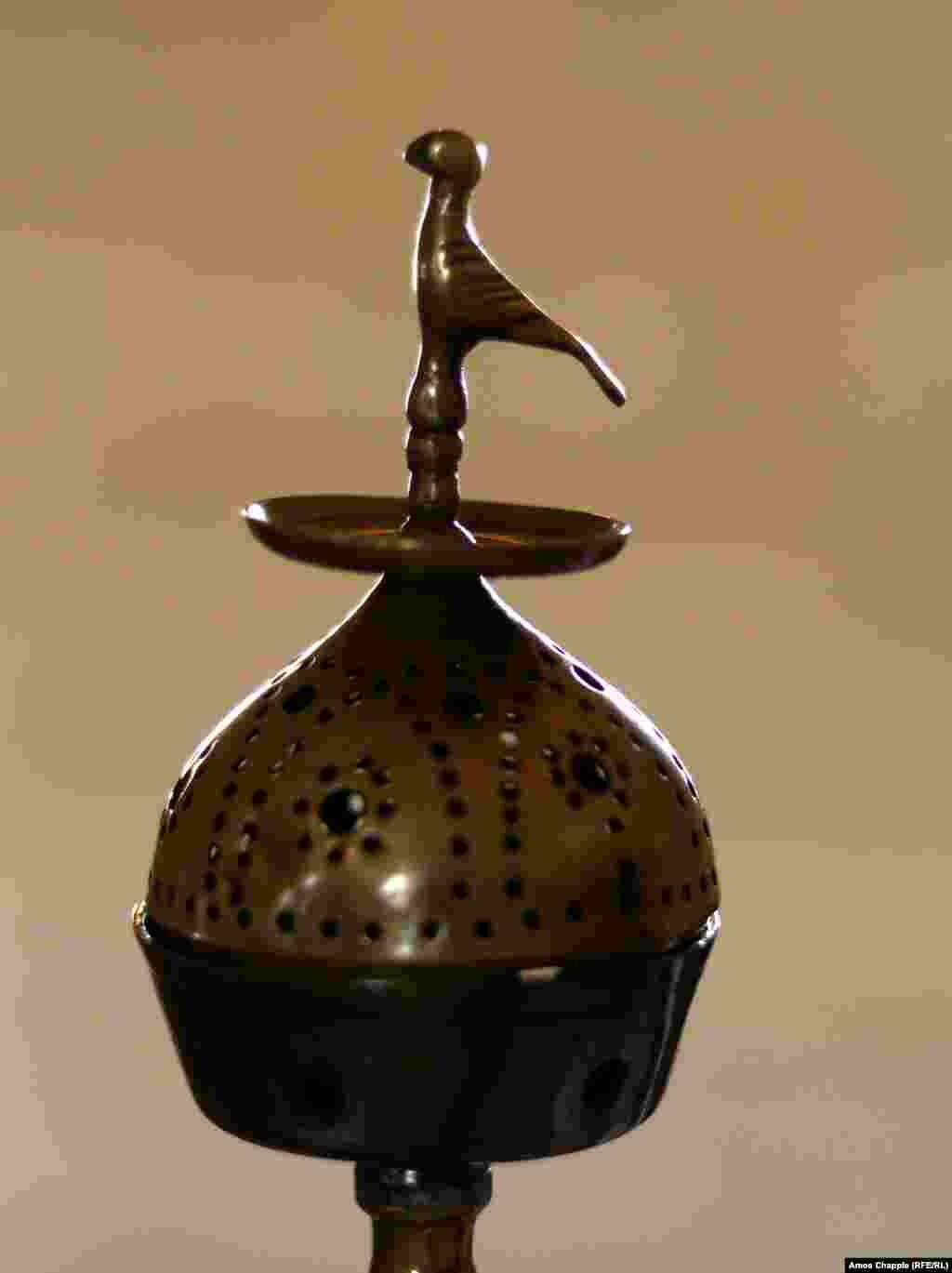 Takvo odavanje poštovanja Meleku Tausu, anđelu koji je prema predanju odbio da se pokori Bogu i završio u paklu, doprinijelo je da konzervativni muslimani Jazide etiketiraju kao "poštovaoca đavola".