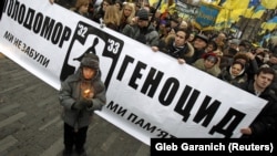 Люди у Києві вшановують пам'ять жертв, влаштованого Сталіним Голодомору-геноциду 1932–33 років