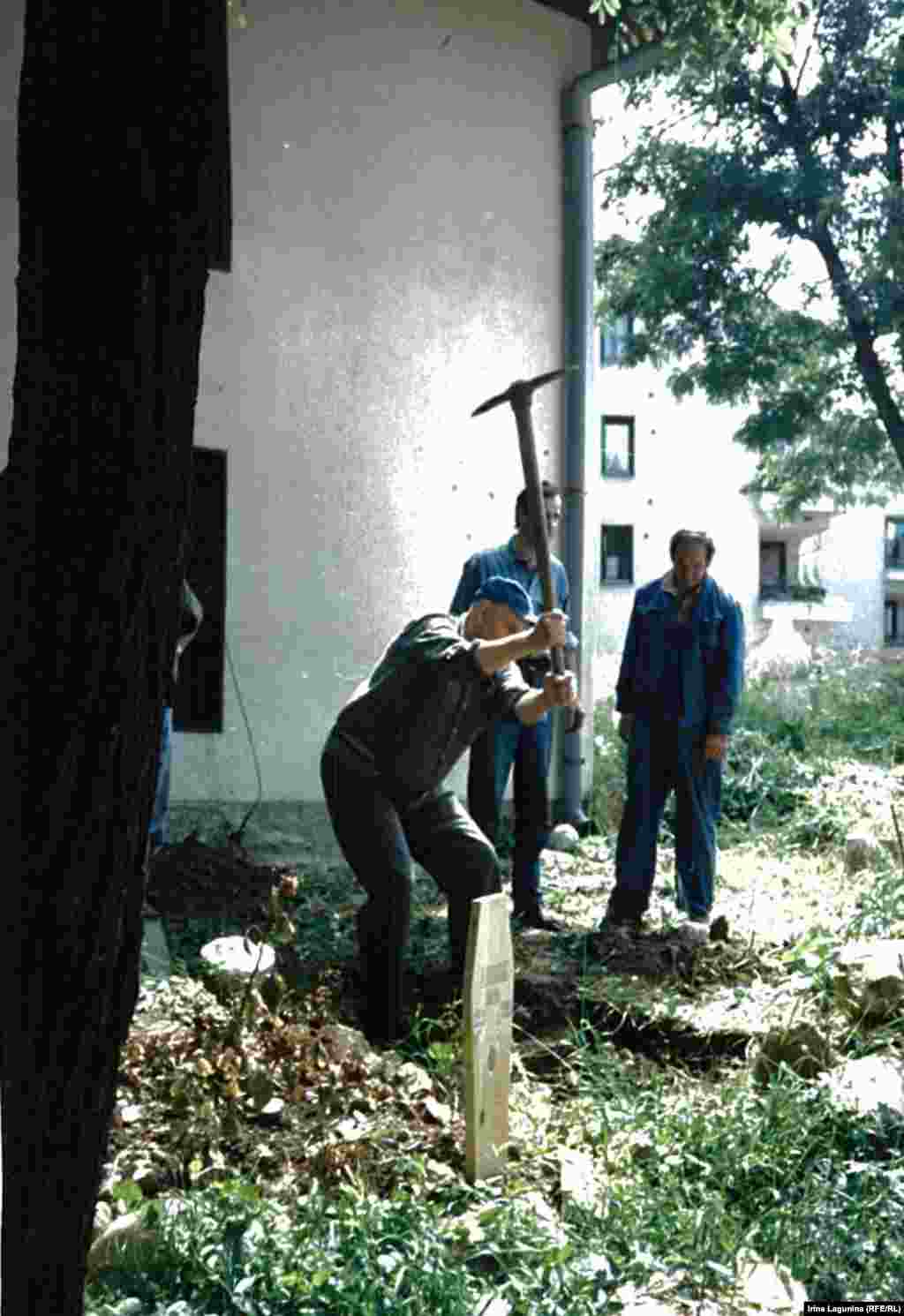 ... а в сосденем дворе копали могилы. Мест для захоронения в городе не осталось. Под кладбище отдали олимпийский стадион. Но он со всех сторон простреливался. Черный сараевский юмор тех лет: "хорошо бы вернуться живым с кладбища".